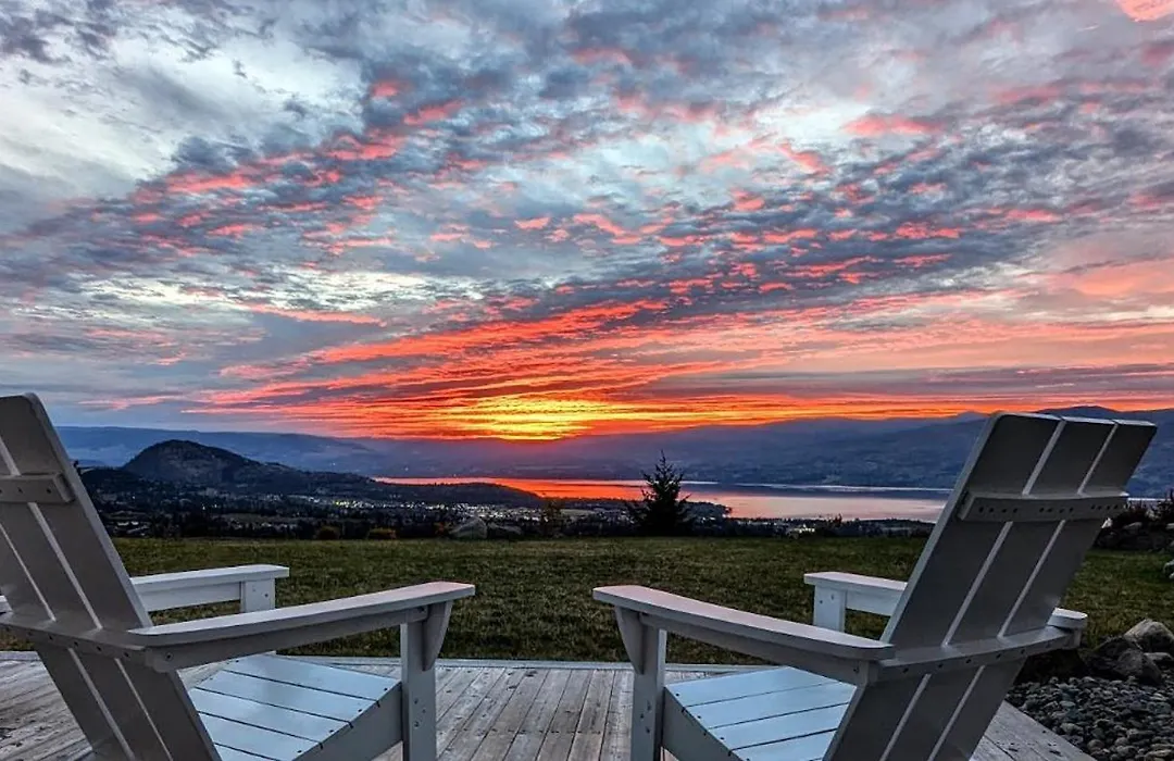 Autumn Lane B&B, Farmhouse Elegance & Stunning Lakeviews-1