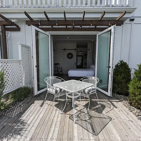 Autumn Lane B&B, Farmhouse Elegance & Stunning Lakeviews-3