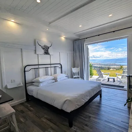 Autumn Lane B&B, Farmhouse Elegance & Stunning Lakeviews-2